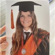 Chica joven imparte clases de repaso a alumnos de primaria